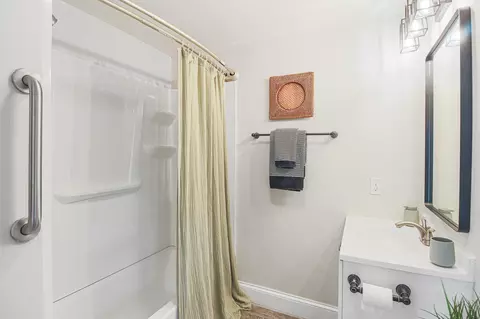 Bath - 4 Longfellow Rd, Worcester, MA 01602 photo 4 of 4