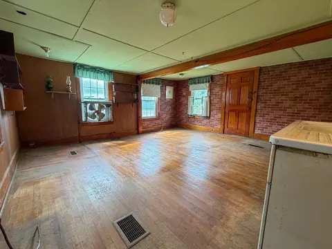 Living - 1386 Pleasant St, Athol, MA 01331 photo 2 of 4