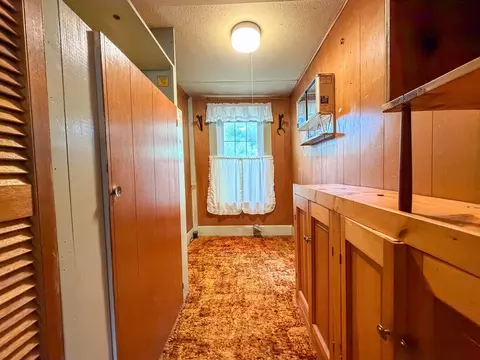 Entry Way - 1386 Pleasant St, Athol, MA 01331 photo 1 of 2