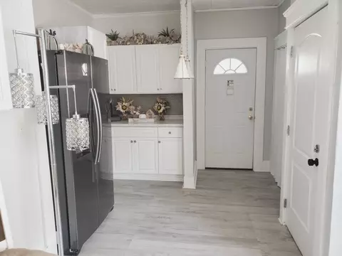 Entry Way - 25 Kimberly Ave, Springfield, MA 01108 photo 2 of 5