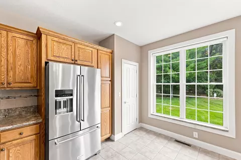 Kitchen - 33 Caddyshack Dr, Chicopee, MA 01020 photo 4 of 5
