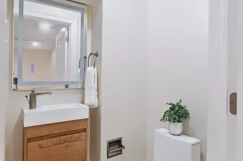 Bath - 19 Charnock St #2, Beverly, MA 01915 photo 1 of 2