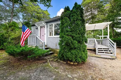 27 Crooked Mdw, Falmouth, MA 02536