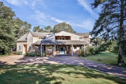 267 Barnes Rd, Oak Bluffs, MA 02557