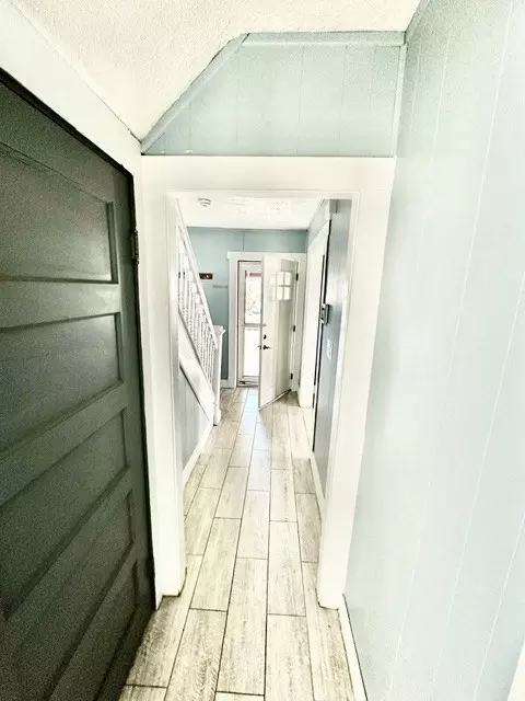 Entry Way - 65 Rochelle St, Springfield, MA 01109 photo 4 of 5