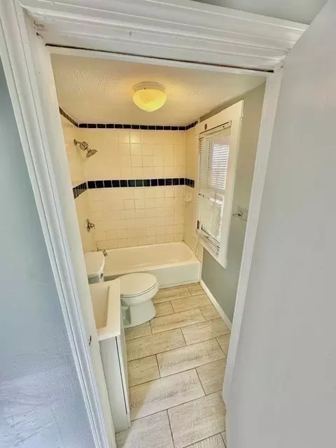 Bath - 65 Rochelle St, Springfield, MA 01109 photo 1 of 2
