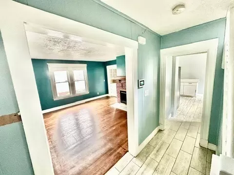 Entry Way - 65 Rochelle St, Springfield, MA 01109 photo 3 of 5