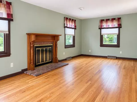 Living - 138 Slate Rd, Chicopee, MA 01020 photo 2 of 10