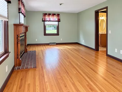Living - 138 Slate Rd, Chicopee, MA 01020 photo 4 of 10