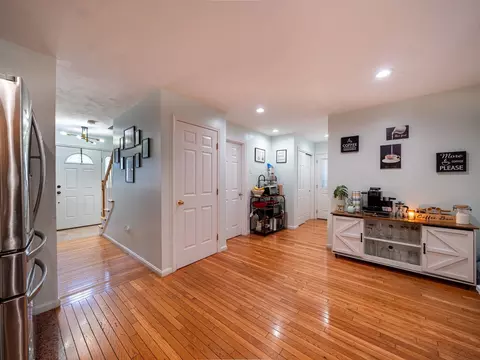 Entry Way - 8 Spinney Path #4, Lynn, MA 01902 photo 2 of 3