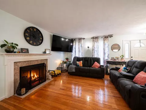 Living - 8 Spinney Path #4, Lynn, MA 01902 photo 3 of 3