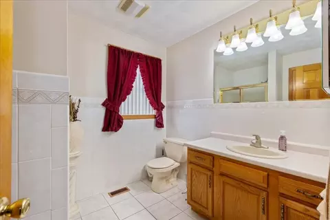 Bath - 8 Hunter Ave, Methuen, MA 01844 photo 2 of 4