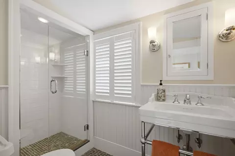 Bath - 5 Bartlett St, Marblehead, MA 01945 photo 4 of 4