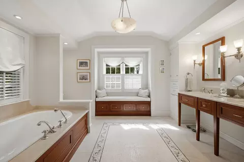 Bath - 5 Bartlett St, Marblehead, MA 01945 photo 3 of 4