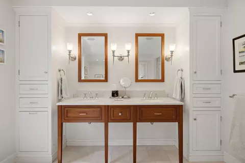 Bath - 5 Bartlett St, Marblehead, MA 01945 photo 2 of 4