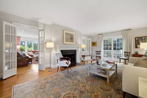 Living - 5 Bartlett St, Marblehead, MA 01945 photo 2 of 4