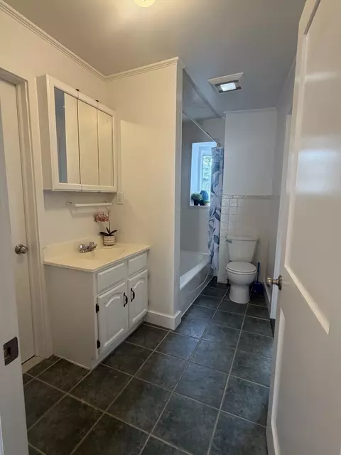 Bath - 139 Prospect St # A, Gloucester, MA 01930 photo 2 of 4