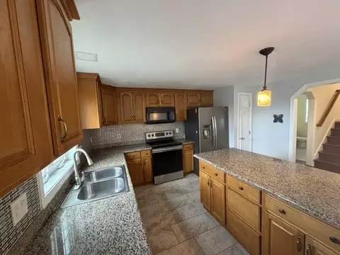 Kitchen - 4 Pearlbush Path, Worcester, MA 01607 photo 6 of 7