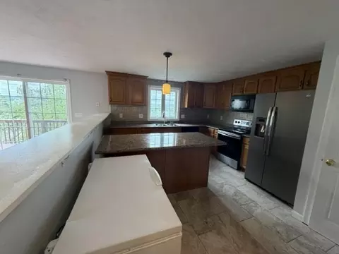 Kitchen - 4 Pearlbush Path, Worcester, MA 01607 photo 4 of 7