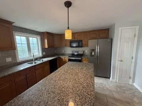 Kitchen - 4 Pearlbush Path, Worcester, MA 01607 photo 3 of 7