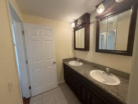 Bath - 4 Pearlbush Path, Worcester, MA 01607 photo 2 of 4