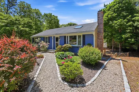 19 Ivest Cir, Falmouth, MA 02536