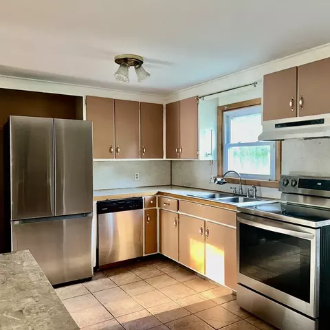 Kitchen - 47 Thyme Ln, Springfield, MA 01129 photo 5 of 9