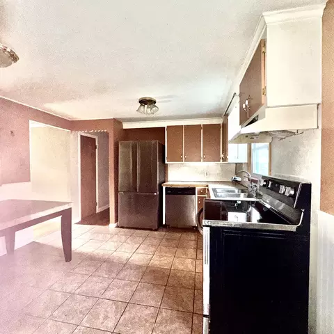 Kitchen - 47 Thyme Ln, Springfield, MA 01129 photo 7 of 9