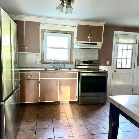 Kitchen - 47 Thyme Ln, Springfield, MA 01129 photo 2 of 9
