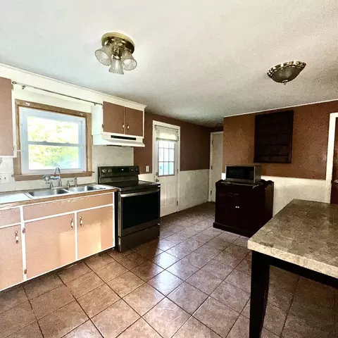 Kitchen - 47 Thyme Ln, Springfield, MA 01129 photo 4 of 9
