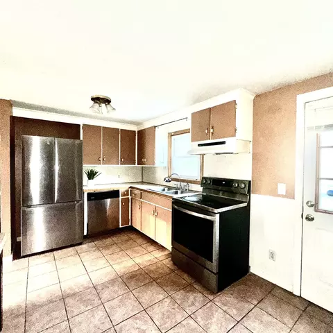 Kitchen - 47 Thyme Ln, Springfield, MA 01129 photo 6 of 9