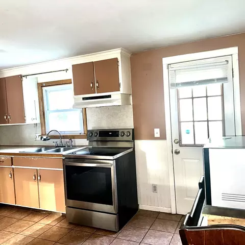 Kitchen - 47 Thyme Ln, Springfield, MA 01129 photo 3 of 9