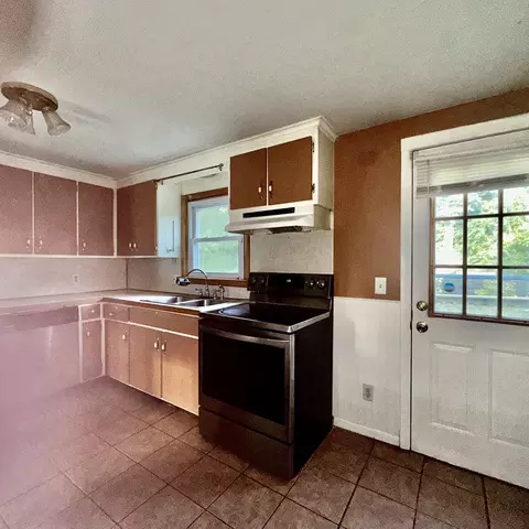 Kitchen - 47 Thyme Ln, Springfield, MA 01129 photo 8 of 9