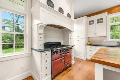 Kitchen - 41 Longmeadow Rd, Wellesley, MA 02482 photo 4 of 5