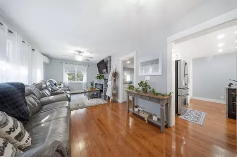 Entry Way - 26 Acacia St, Gloucester, MA 01930 photo 3 of 4