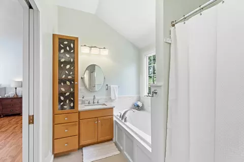 Bath - 14 King Philip Path, Mendon, MA 01756 photo 2 of 3