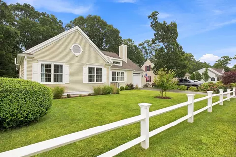 Exterior - 40 Settlers Ln, Hyannis, MA 02601 photo 2 of 10