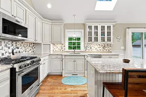 Kitchen - 40 Settlers Ln, Hyannis, MA 02601 photo 2 of 5