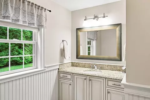Bath - 40 Settlers Ln, Hyannis, MA 02601 photo 4 of 5