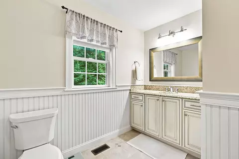 Bath - 40 Settlers Ln, Hyannis, MA 02601 photo 3 of 5
