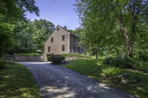 Exterior - 187 Blackstone St, Mendon, MA 01756 photo 2 of 11