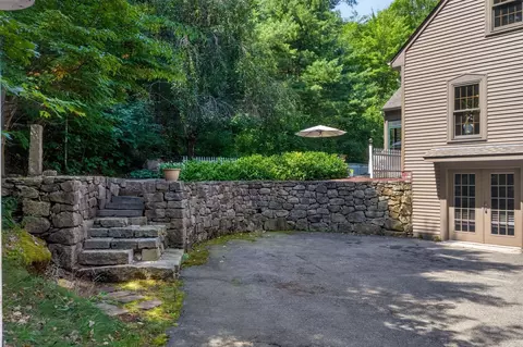 Exterior - 187 Blackstone St, Mendon, MA 01756 photo 10 of 11
