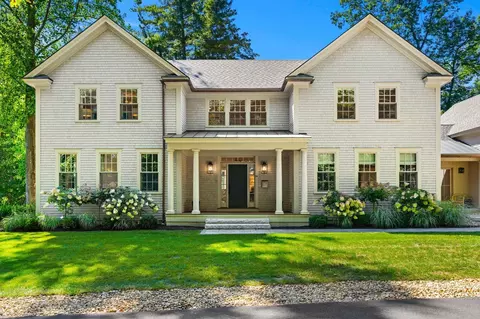 26 Toppans Ln, Newburyport, MA 01950