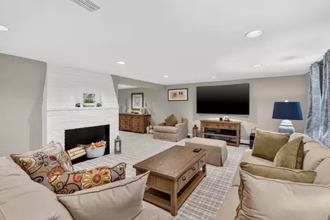 Living - 97 Arnold Rd, Wellesley, MA 02481 photo 8 of 8
