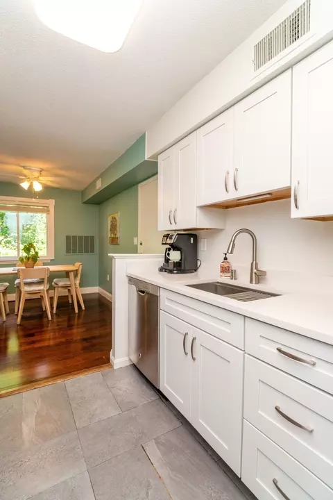 Kitchen - 4 Beals Cove Rd #G, Hingham, MA 02043 photo 2 of 3