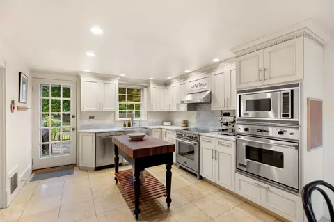 Kitchen - 82 Old River Pl, Dedham, MA 02026 photo 2 of 4