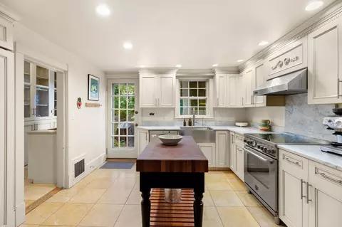 Kitchen - 82 Old River Pl, Dedham, MA 02026 photo 3 of 4