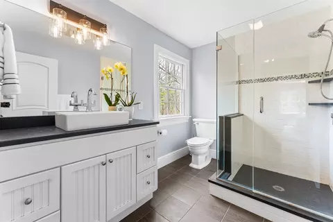 Bath - 38 Wilsondale St, Dover, MA 02030 photo 5 of 8