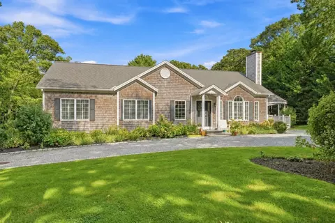 125 Mayflower Ln, Tisbury, MA 02568