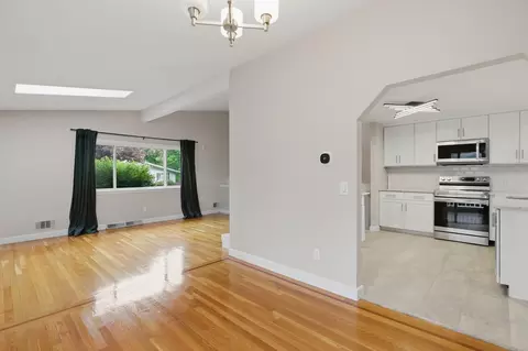 Living - 27 Clearview Dr, Framingham, MA 01701 photo 5 of 10